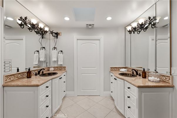 Bathroom, Dual Sink Vanities, Interior, Recessed Lighting