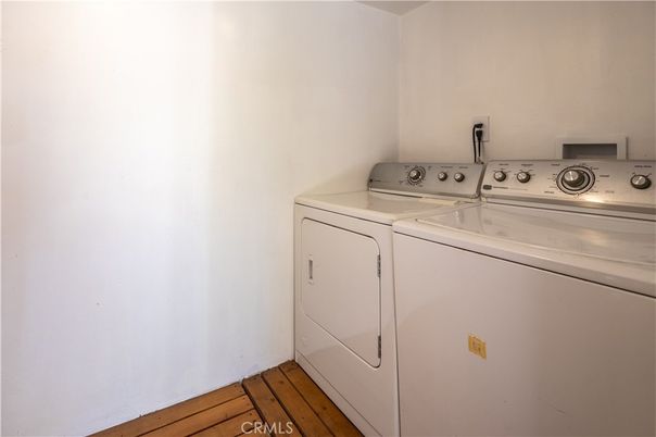 Interior, Utility Closets, Washer, Wood Texture Flooring