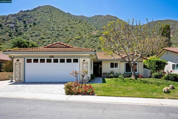 Attached, Exterior, Facade, Mediterranean