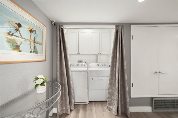 Interior, Recessed Lighting, Washer, Wood Texture Flooring