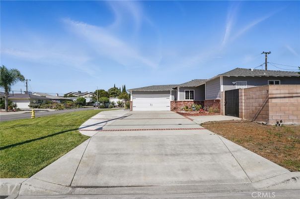 Attached, Exterior, Facade, Ranch