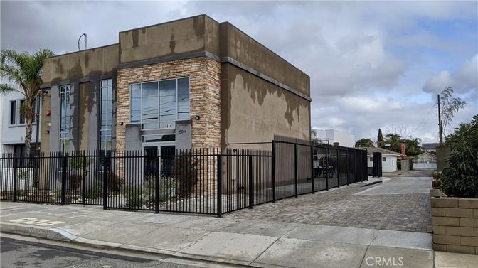 Exterior, Facade, Modern