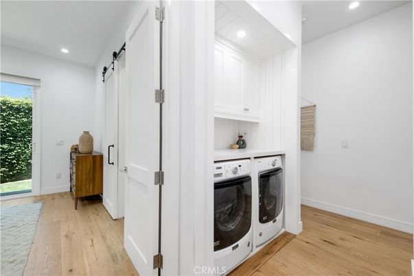 Interior, Recessed Lighting, Washer, Wood Texture Flooring