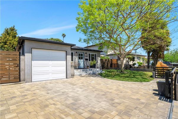 Attached, Backyard, Exterior, Facade, Modern