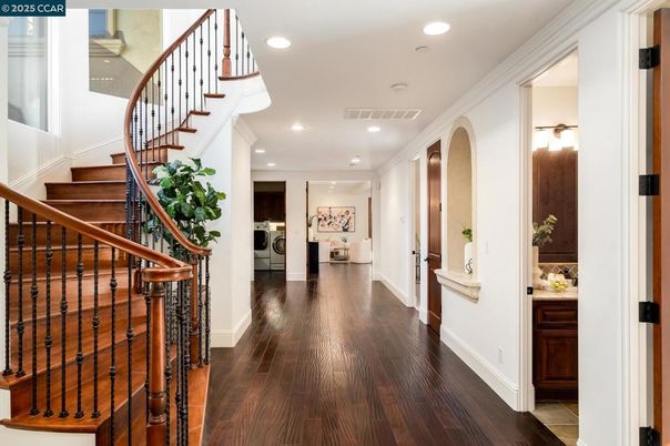 Interior, Recessed Lighting, Washer, Wood Texture Flooring