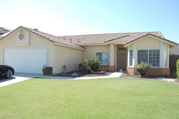 Attached, Exterior, Facade, Mediterranean