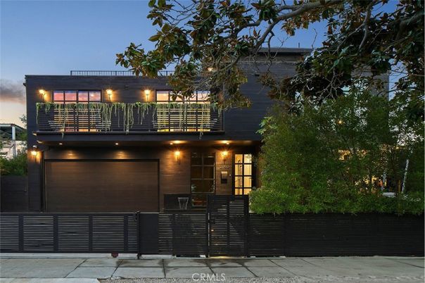 Attached, Exterior, Facade, Modern