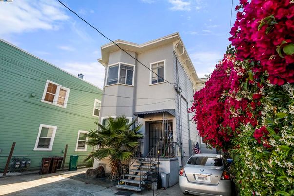 Exterior, Facade, Rowhouse