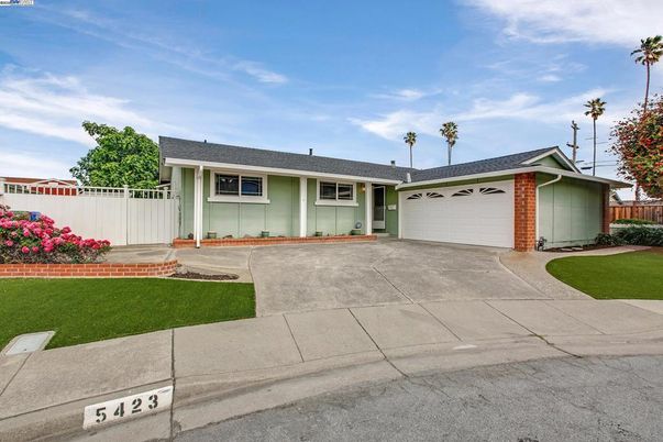 Attached, Exterior, Facade, Ranch