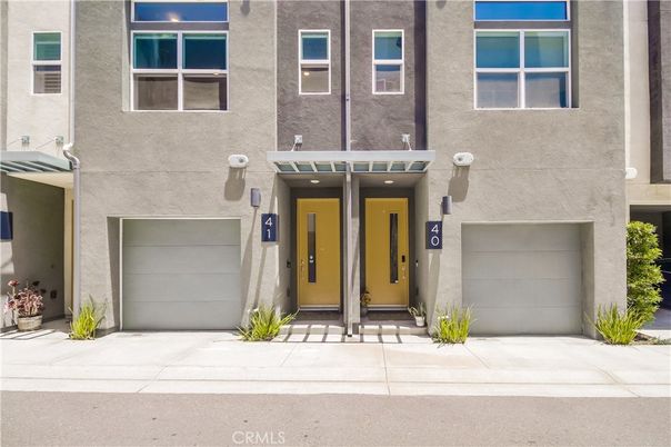 Attached, Exterior, Facade, Rowhouse