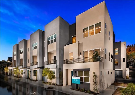 Exterior, Facade, Modern