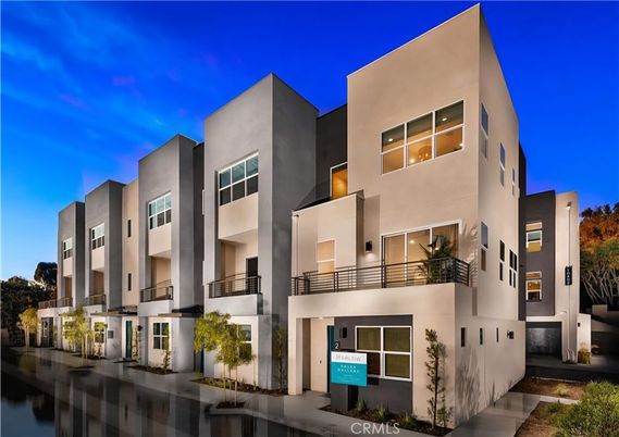 Exterior, Facade, Modern