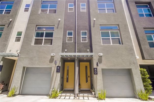 Attached, Exterior, Facade, Rowhouse