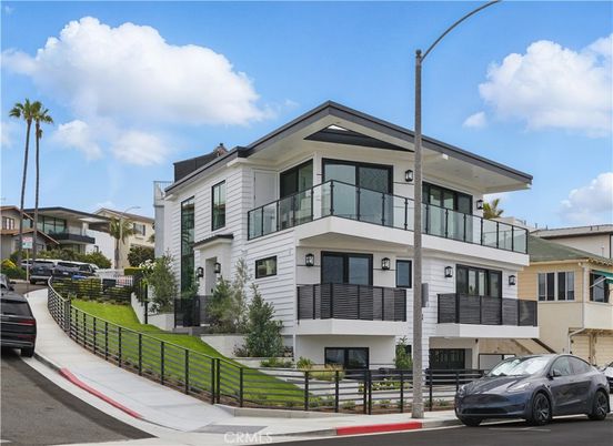 Exterior, Facade, Modern