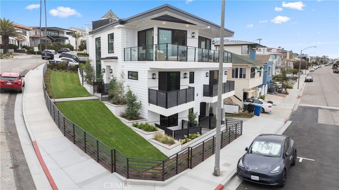 Exterior, Facade, Modern