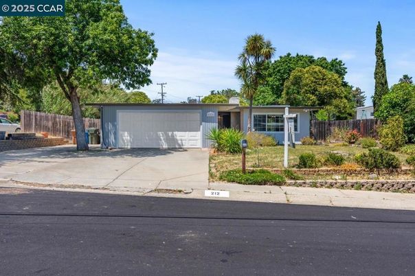 Attached, Exterior, Facade, Ranch