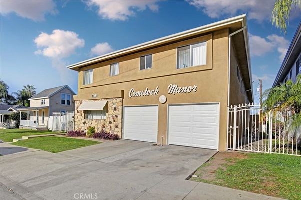 Attached, Exterior, Facade, None