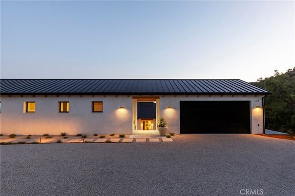 Attached, Exterior, Facade, Ranch