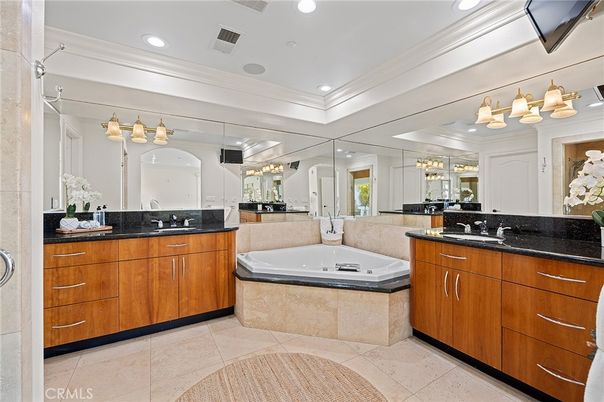 Bathroom, Dual Sink Vanities, Interior, Recessed Lighting