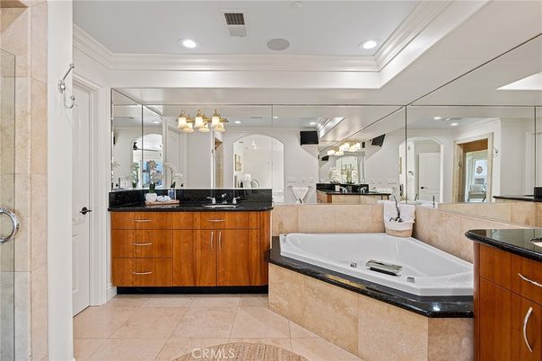 Bathroom, Dual Sink Vanities, Interior, Recessed Lighting