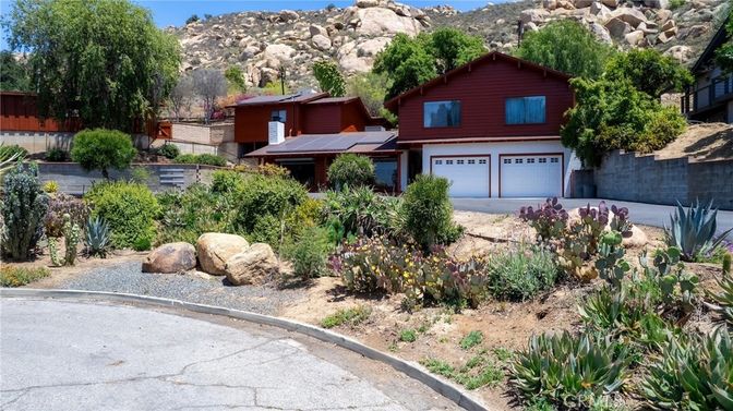 Attached, Exterior, Facade, Solar Panels, American Craftsman