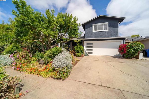 Attached, Exterior, Facade, American Craftsman