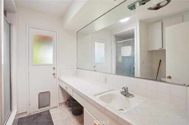 Bathroom, Interior, Tile Countertops