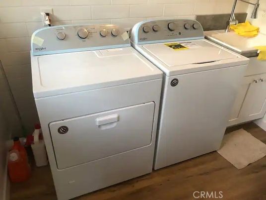 Interior, Utility Closets, Washer, Wood Texture Flooring