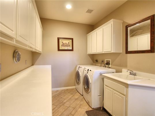 Interior, Recessed Lighting, Washer, Wood Texture Flooring