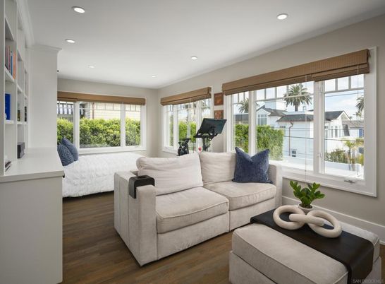 Fitness Equipment, Interior, Living room, Recessed Lighting, Wood Texture Flooring