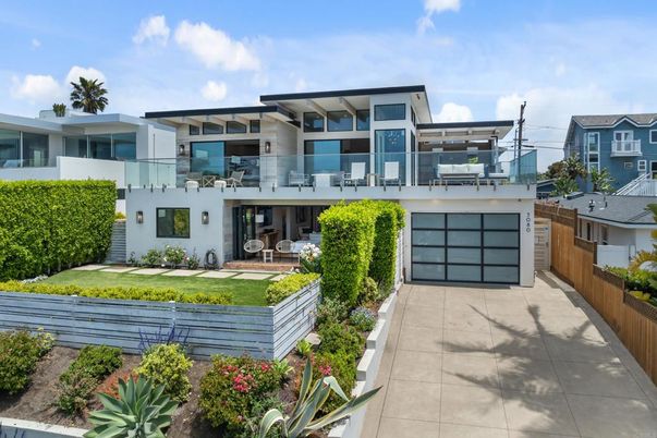 Attached, Exterior, Facade, Modern