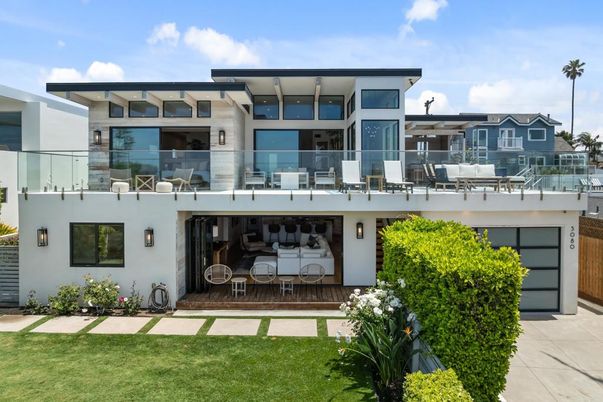 Attached, Exterior, Facade, Modern