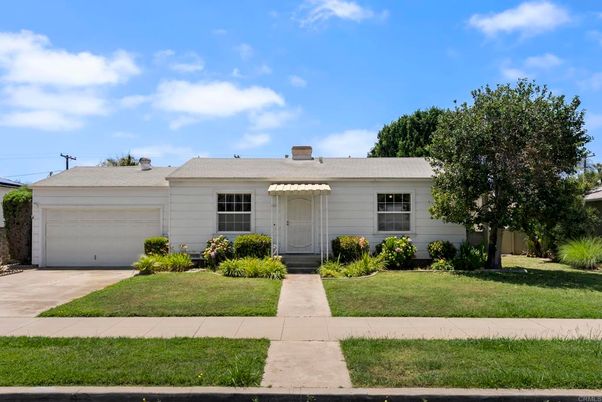 Attached, Exterior, Facade, Ranch