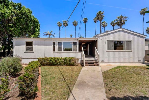 Exterior, Facade, Ranch