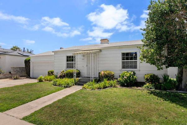 Backyard, Exterior, Facade, Ranch
