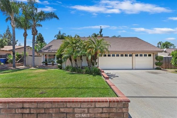 Attached, Exterior, Facade, Ranch