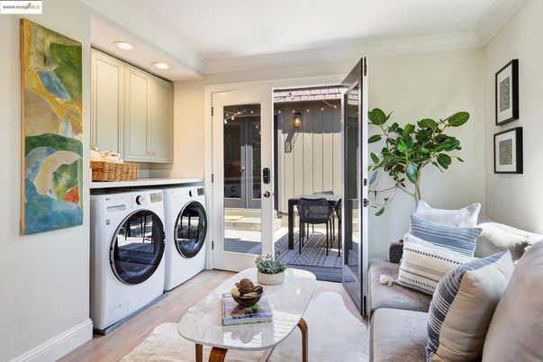 Interior, Recessed Lighting, Washer, Wood Texture Flooring