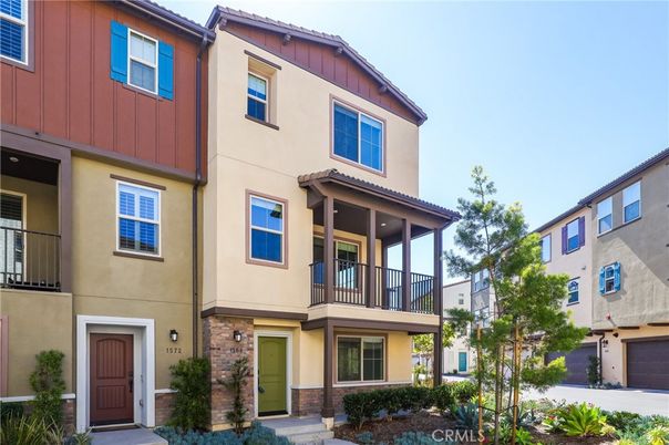 Attached, Exterior, Facade, Rowhouse