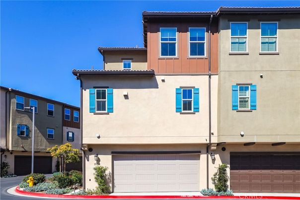 Attached, Exterior, Facade, Rowhouse