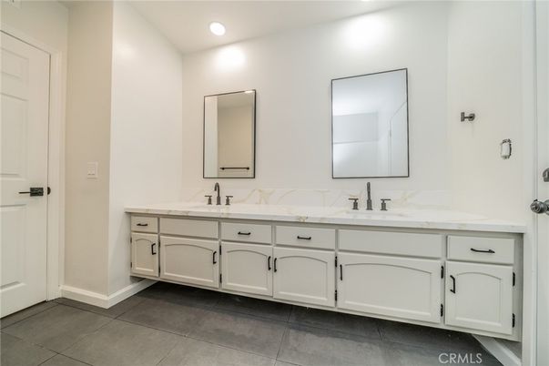 Bathroom, Dual Sink Vanities, Interior, Recessed Lighting