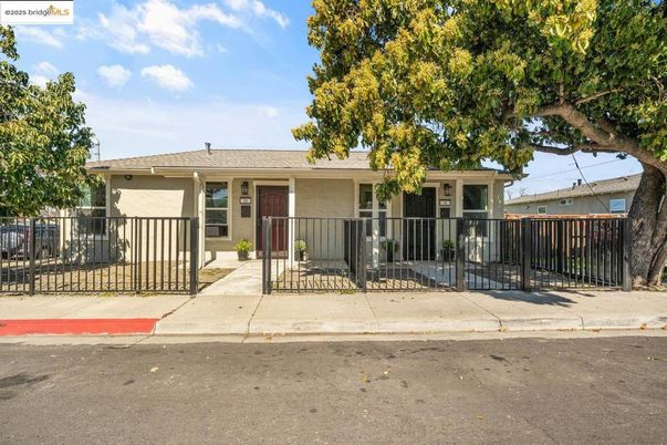 Exterior, Facade, Ranch