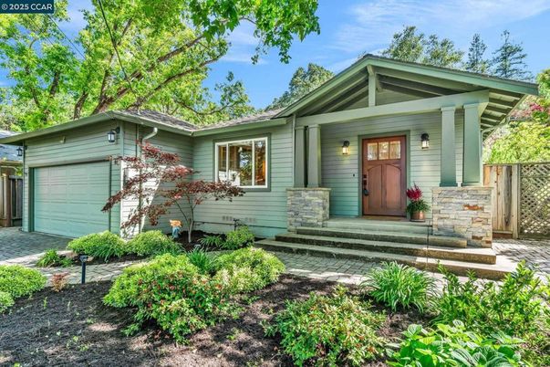 Attached, Exterior, Facade, American Craftsman