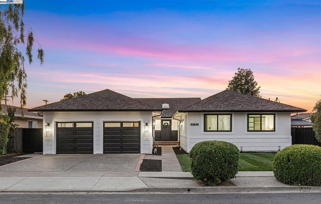 Attached, Exterior, Facade, Ranch