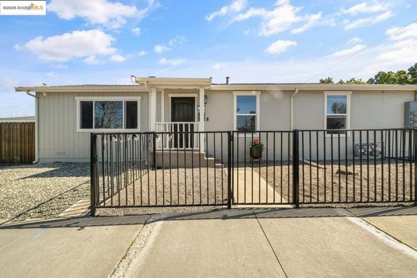 Exterior, Facade, Ranch
