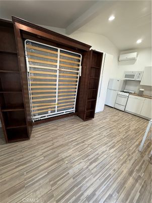 Interior, Recessed Lighting, Washer, Wood Texture Flooring