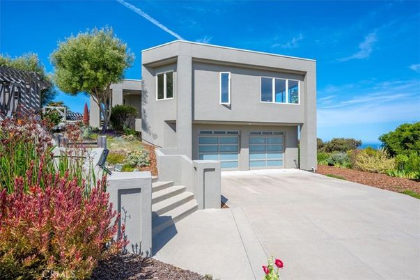 Attached, Exterior, Facade, Water, Modern