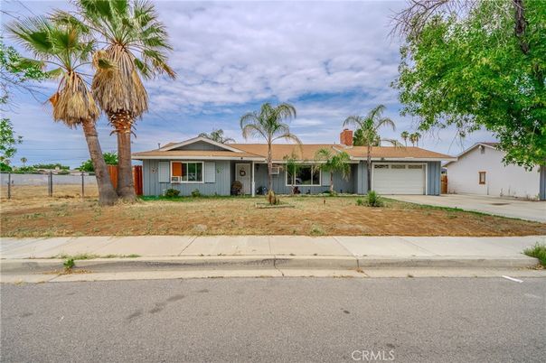 Attached, Exterior, Facade, Ranch