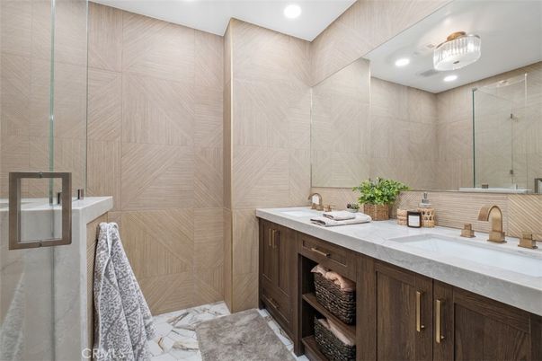 Bathroom, Dual Sink Vanities, Interior, Recessed Lighting