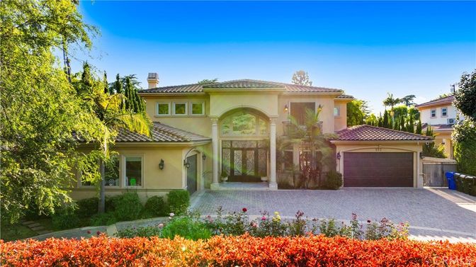 Attached, Exterior, Facade, Mediterranean