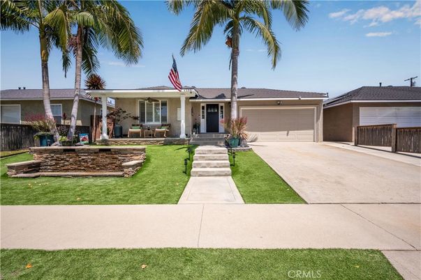 Attached, Exterior, Facade, Ranch